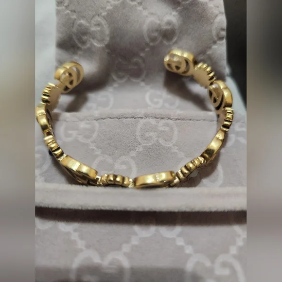 Auth. Gucci GG Marmont flower cuff bracelet in aged gold-tone metal - Picture 11 of 16